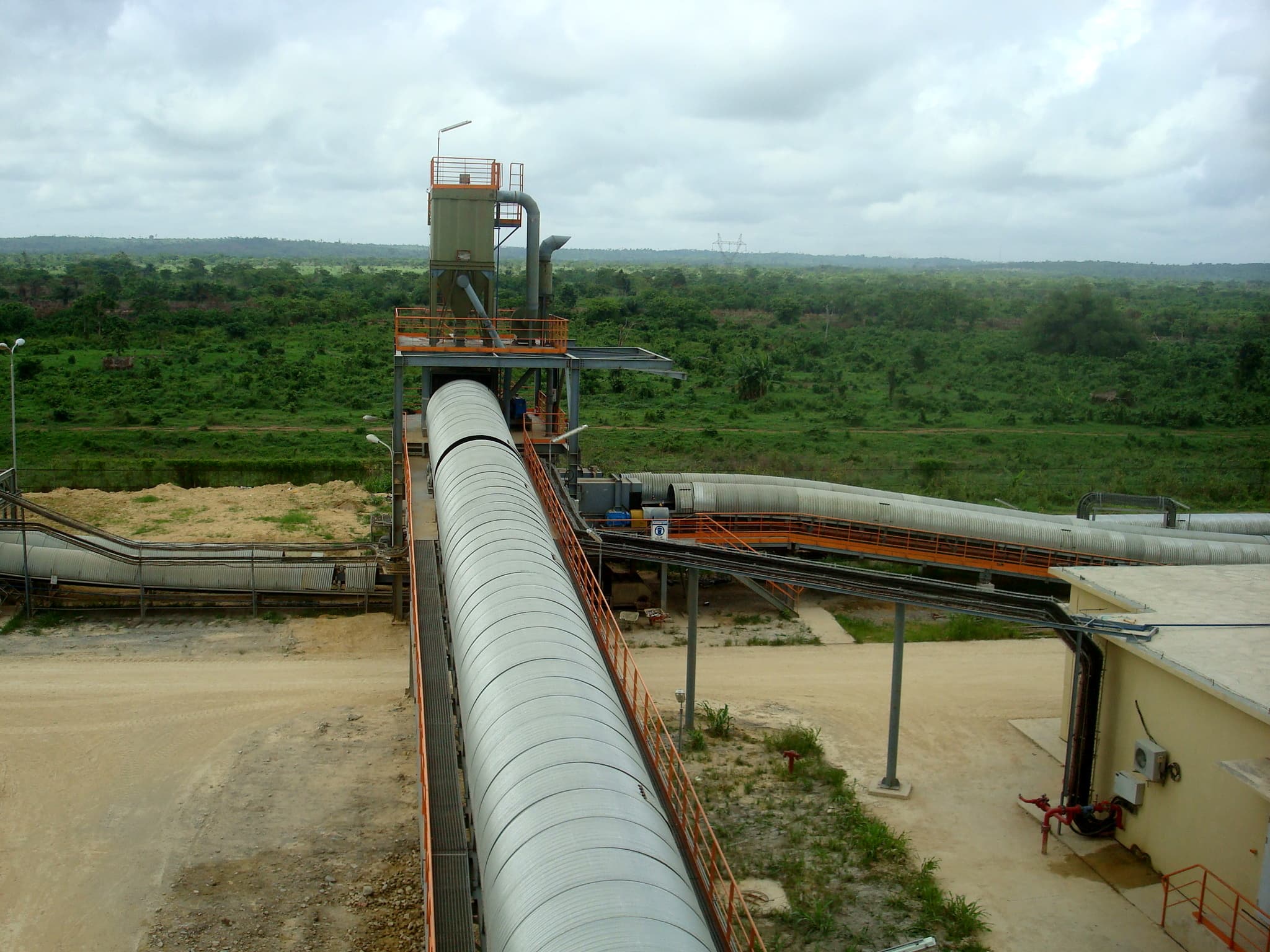 Covered take-away conveyors at a cement plant